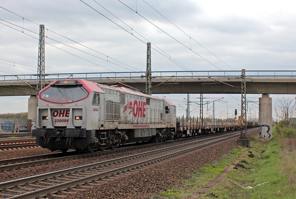330094 / 250 001-5 der OHE mit einem leeren Rungenwagenzug bei Porz(Rhein) am 23.04.2013