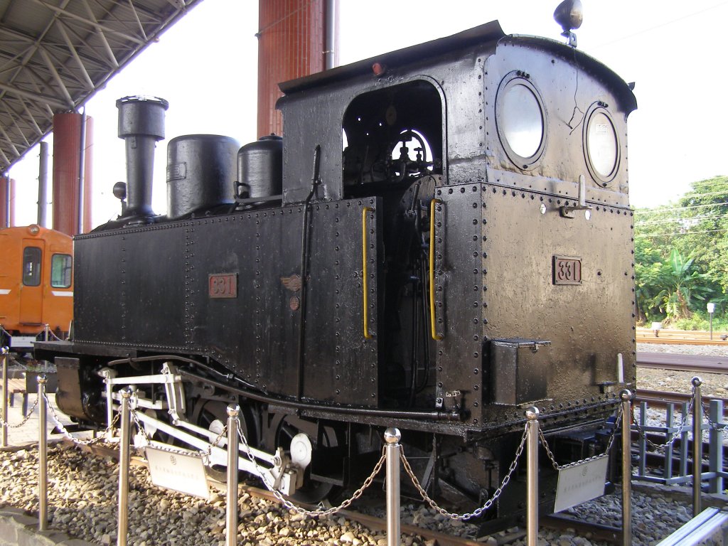331 Dampflokomotive Standort: MiaoLi Eisenbahn-Museum / Taiwan (30.05.2009) 2434’02.60  N, 12049’19.51  E.
Historie: 
Die aus Japan stammende Lokomotive (1935), war fr die Zuckerplantage in MiaoLi bestimmt. Besonderheit hier, war der erstmalig eingesetzte Funkenfilter im Schlot. Da bei den Ernten in der Vergangenheit, viele Plantagen in Flammen aufgegangen sind, musste ein Konzept entwickelt werden, um Funkenabwurf und Funkenflug zu minimieren.
Diese Lokomotive ist nicht mehr fahrbereit.

