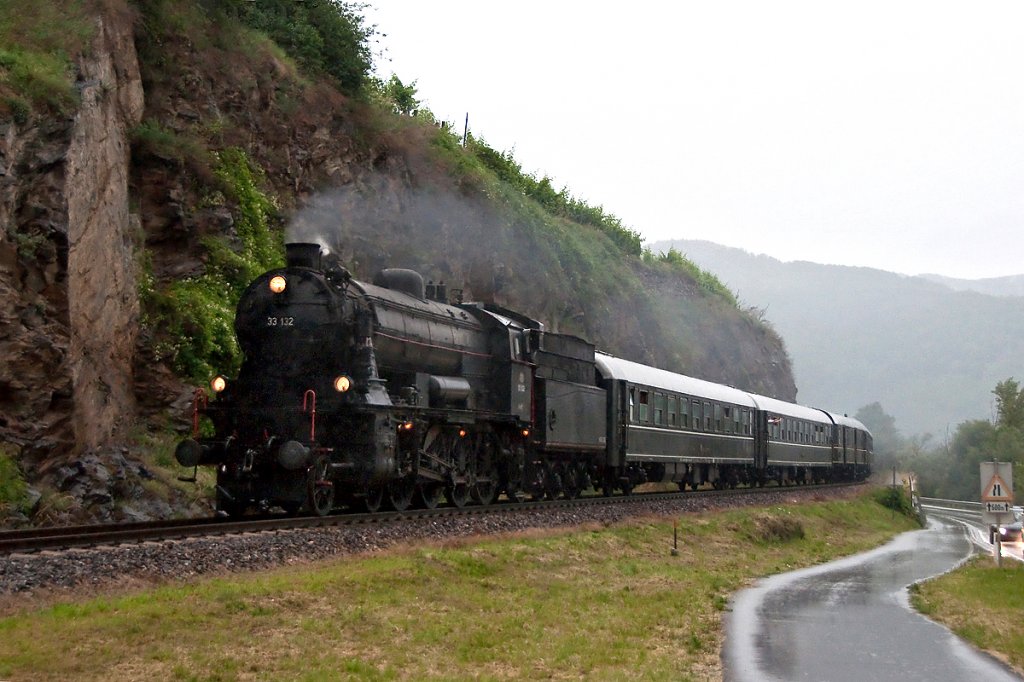 33.132 befindet sich mit dem R 14262 bereits kurz vor dem Ziel in Spitz an der Donau. Die Aufnahme enstand im Dauerregen, am 18.06.2011 kurz vor Weissenkirchen.