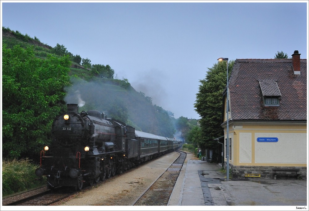 33.132 mit SDZ R14262; Hier in Krems/Stein-Mautern, 18.6.2011