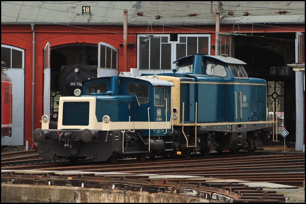332 090 und 212 372 am 26.03.11 abgestellt an der Drehscheibe des ehem. Bw´s in Siegen