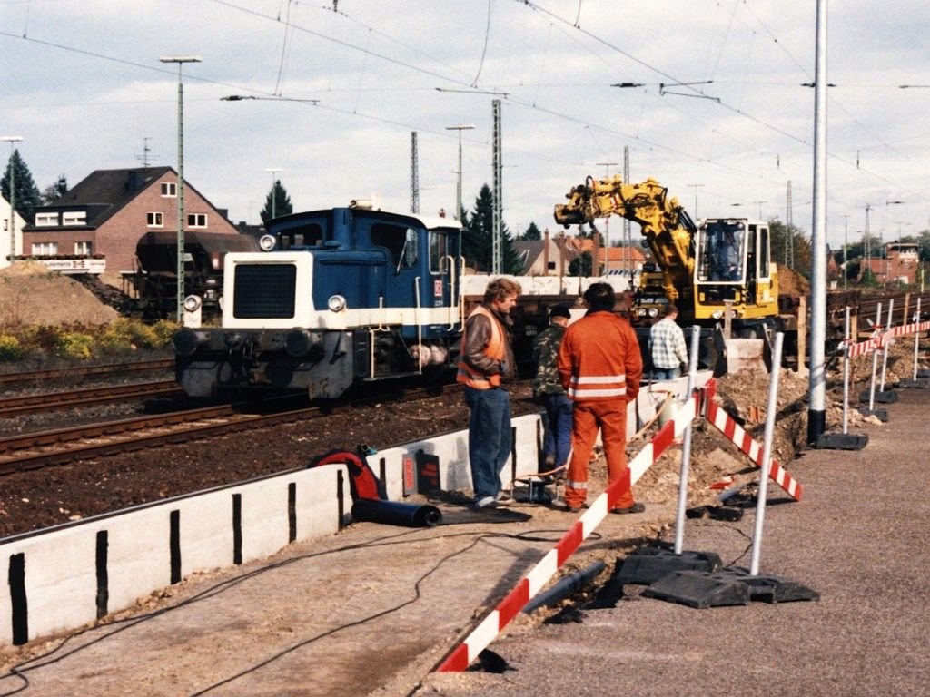 332 127-0 mit einem Bauzug (Erhhing des Bahnsteiges) auf Bahnhof Grevenbroich am 25-10-1994. Bild und scan: Date Jan de Vries.