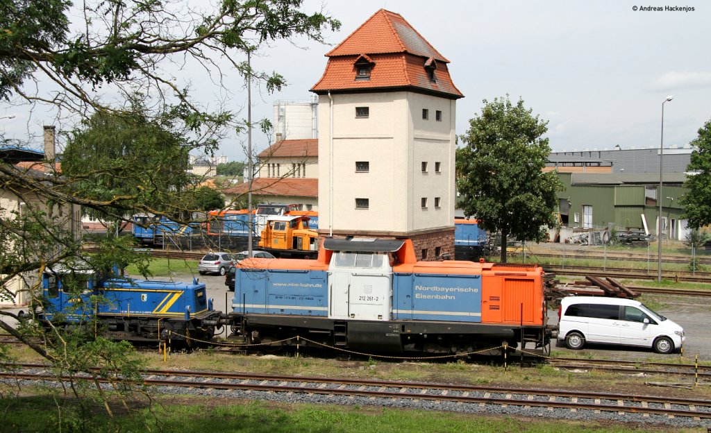 332 165-0 und 212 261-2 in Aschaffenburg am Hafen 22.6.11 Das Bild entstand von einer Straenbrcke aus.