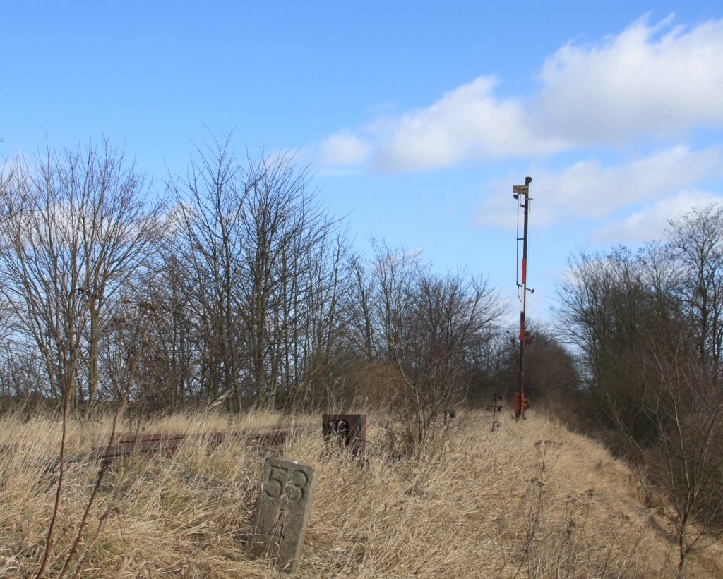3.3.2013 Schulzendorf, Strecke Berlin - Wriezen. Kilometerstein und demontiertes Ausfahrsignal