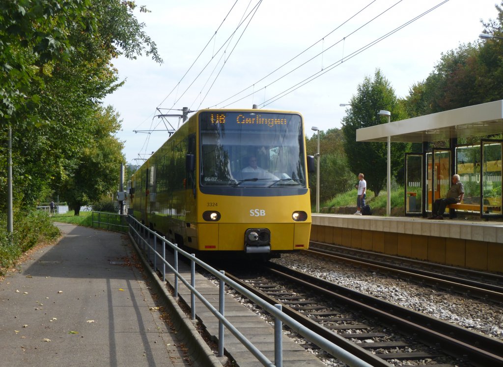 3323/3324 machte sich zusammen mit 3303/3304 auf der U6 auf dem weg Richtung Gerlingen. hier stand ich am 17.9.2011 etwa 10 meter hinter dem halt Feuerbach Pfostenw�ldle. der n�chste halt dser beiden wird Landauer Stra�e sein.