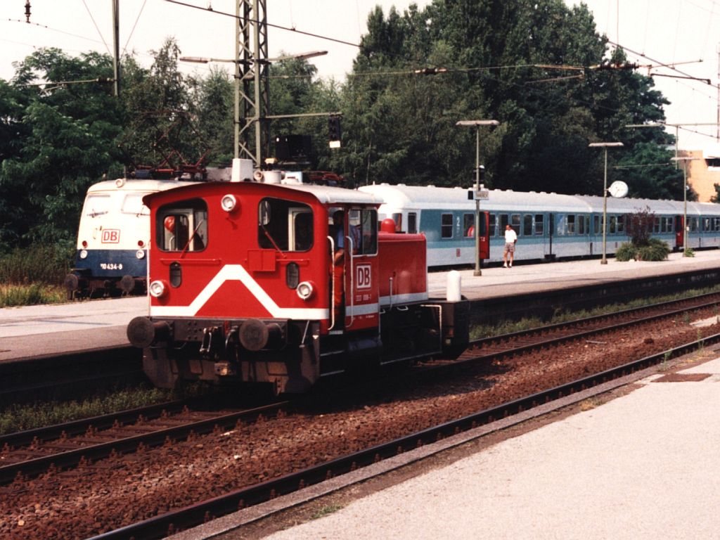 333 008-1 auf Bahnhof Emmerich am 22-7-1994. Bild und scan: Date Jan de Vries.