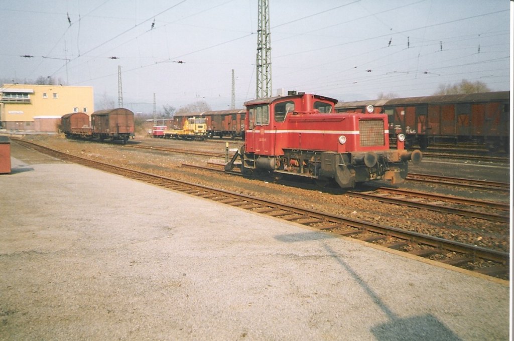 333 072-1, die stets und stndig die Rangierarbeiten in und um Eschwege erledigt hat, ruht sich im (heute nicht mehr vorhanden) Abstellgleisbereich von Eschwege West aus. Aufgenommen Frhjahr '93 (Foto-Scan).