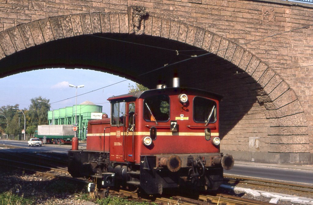 333 178 rangiert unter der Kaiserbrcke im Mainzer Hafen, 16.10.1989. Nach der Erweiterung des Frankenbach-Terminals hat sich die Szenerie heute ein wenig verndert.