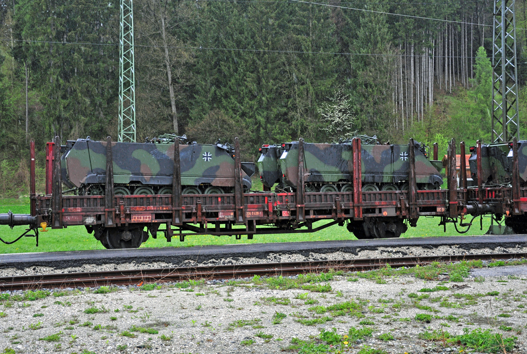 334 0 439-1 Niederbordwagen DB in Hammerau  mit 2 M113 der Bundeswehr beladen. 24.04.2012