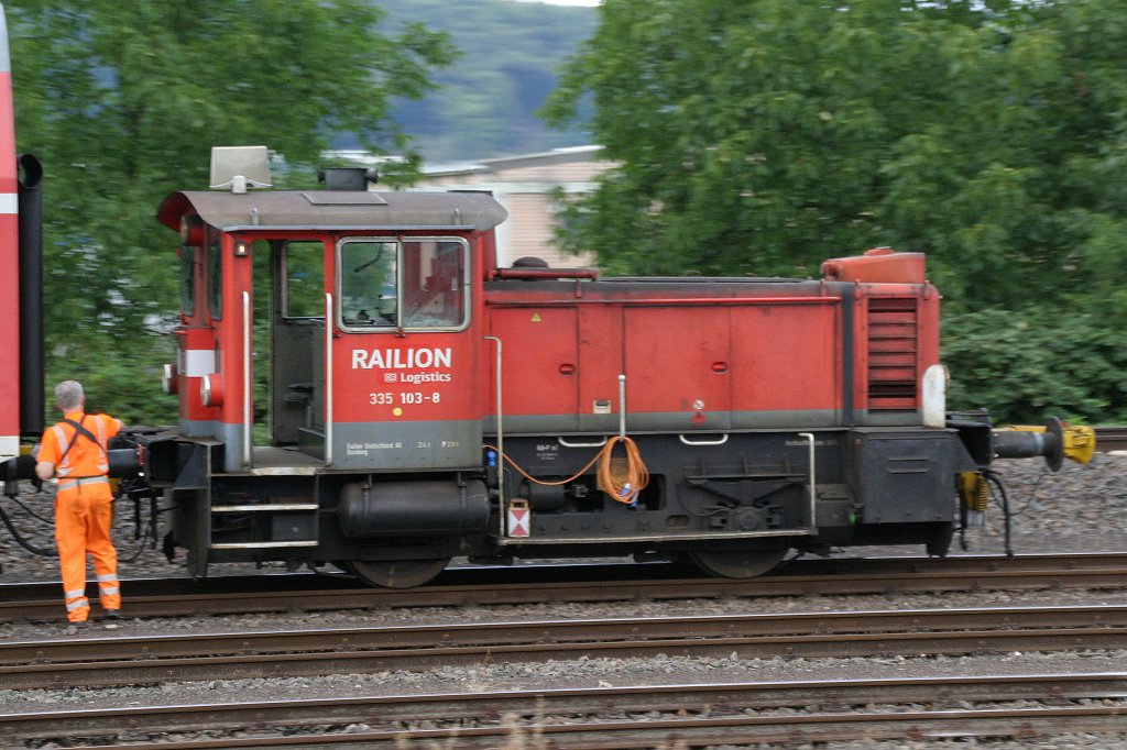 335 103 rangiert am 19.8.11 im Bw Trier.Aus dem Zug fotografiert!!!