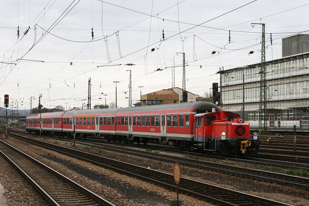 335 115 beim Rangieren mit 4 n-Wagen in Regensburg. 03.11.2009.