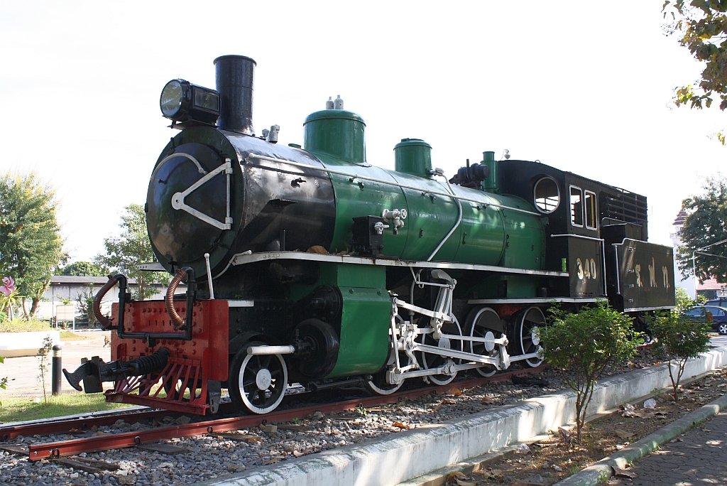 340 ex RhB 118 (1'D-h2, SLM Winterthur, Bauj. 1912, Fab.Nr. 2208), auf dem Bahnhofsvorplatz von Chiang Mai am 04.Jän.2010.