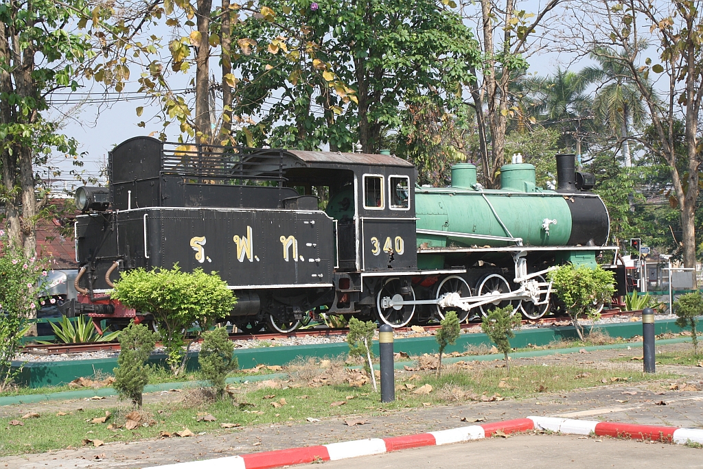 340 ex RhB 118 (1'D-h2, SLM Winterthur, Bauj. 1912, Fab.Nr. 2208), auf dem Bahnhofsvorplatz von Chiang Mai am 16.März 2012.

