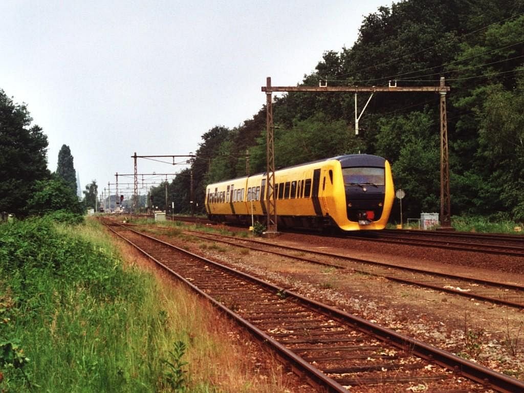 3407 mit Regionalzug 7933 Zwolle-Enschede bei Hengelo am 3-6-1999. Bild und scan: Date Jan de Vries.