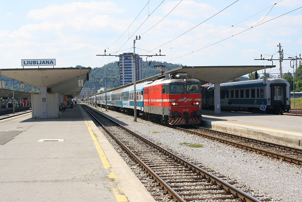 342-022 am 15.August 2012 im Bf. Ljubljana.