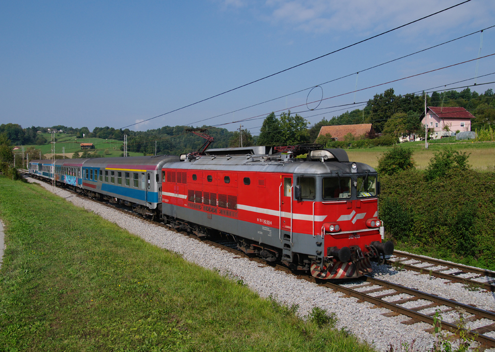 342 025 brachte am 24.09.2011 den  IC 247 Citadella nach Pragersko, von wo aus er dann mit einer 664 weiter in Richtung Budapest gebracht wurde. Das Bild entstand in Lusecka vas.