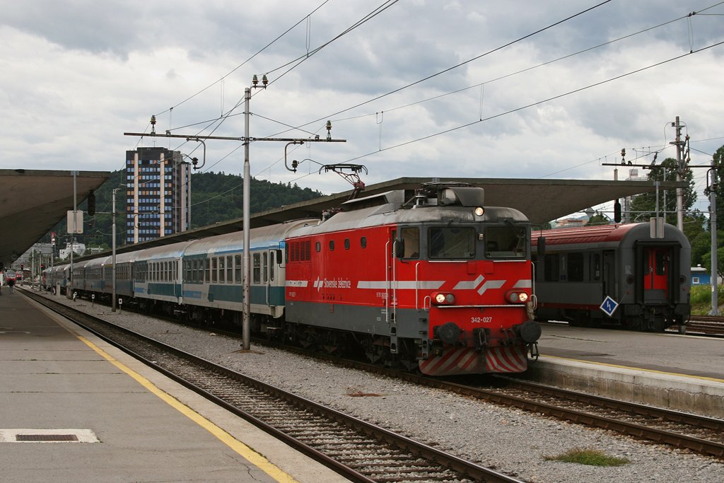 342 027 mit slowenischen Personenwagen am 01.06.2010 in Ljubljana.
