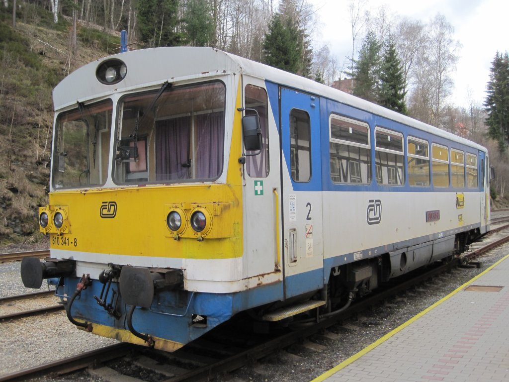 3.4.2010 15:57 ČD Baureihe 810 341-8 abgestellt im Grenzbahnhof Kraslice.