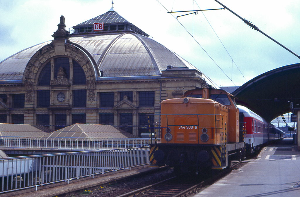 344 900 rangiert im hbf. Halle (Saale), 21.04.1995.