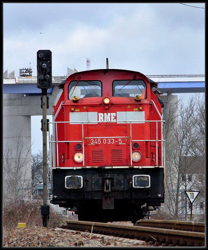 345 033-5 auf der Rampe zum Rgendamm.  Stralsund am 15.03.07 