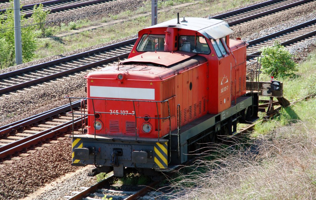 345 107 war am 01.05.11 in Bitterfeld abgestellt. Laut revisionsdaten.de gehrt sie der AMP Bahnlogistik.