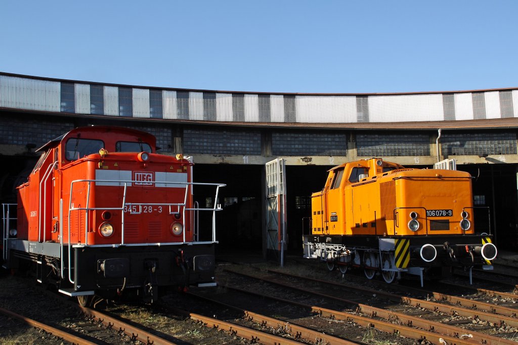 345 128-3 und 106 078-9 vor dem groen Rundschuppen am 16.09.2012 im Bw Falkenberg Oberer Bahnhof. Das Gelnde dient nur zur Aufbewahrung von Fahrzeugen und ist nur an wenigen Tagen im Jahr zugnglich. 

