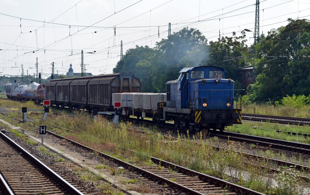 345 137 der SKL Umschlagservice zog am 25.08.11 einen mit Windkarftanlagenteilen beladenen Gterzug am Magdeburger Hbf vorbei.