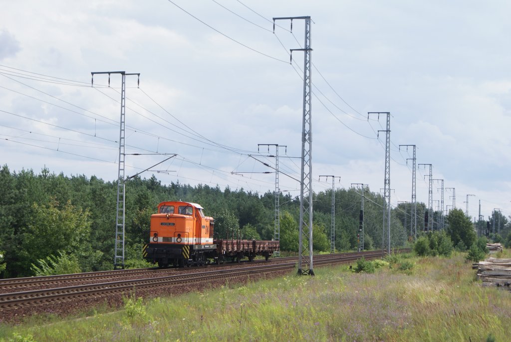 346 003 Locon 102 mit zwei Flachwagen in der Berliner Wulheide am 20.07.09