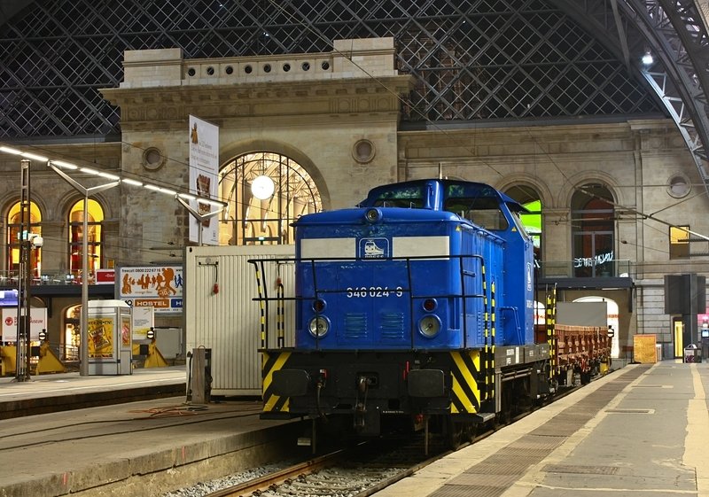 346 024 von PRESS steht am Abend des 30.10.09 im Dresdner Hauptbahnhof.