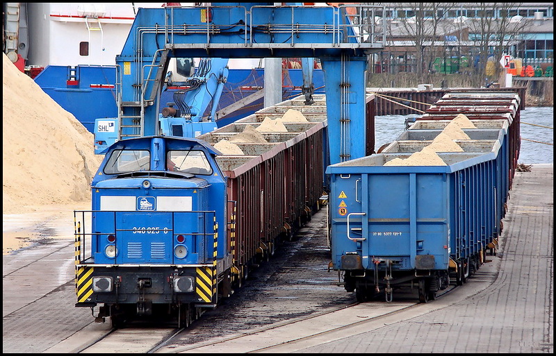 346 025-8 bei der Arbeit.   Sdhafen Stralsund am 12.04.11 