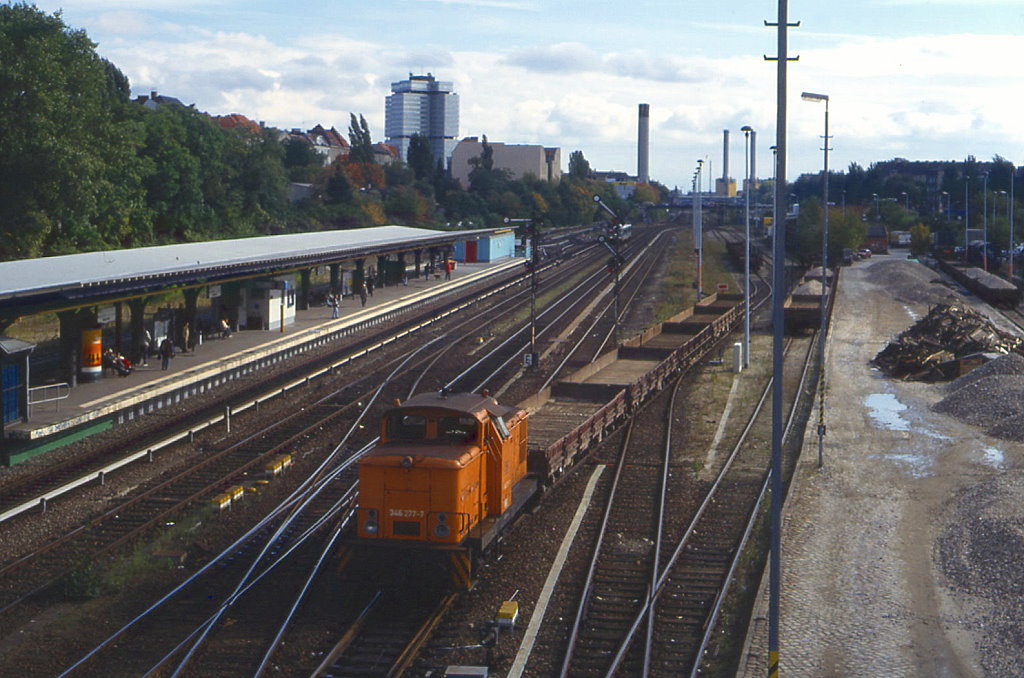 346 277 rangiert in Berlin Halensee, 30.09.1996.