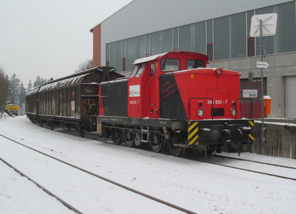 346 502-7 vom Erfurter Bahnservice steht am 20. Januar 2013 mit einem kurzen H-Wagenzug in Steinbach am Wald.