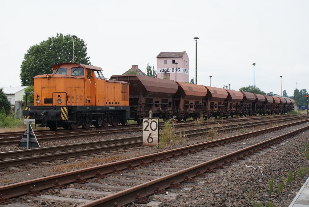 346 560-6 stand am 04.07.2010 mit einer reihe Schotterwagen am Haldensleber Bahnhof abgestellt.