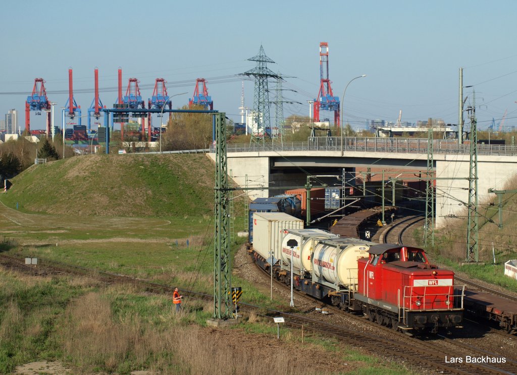 346 659-6 alias Lok 14 der WFL bringt am 17.04.10 ihren Containerzug von Hamburg-Waltershof durch die nrdliche Einfahrkurve des Rbf Alte-Sderelbe.