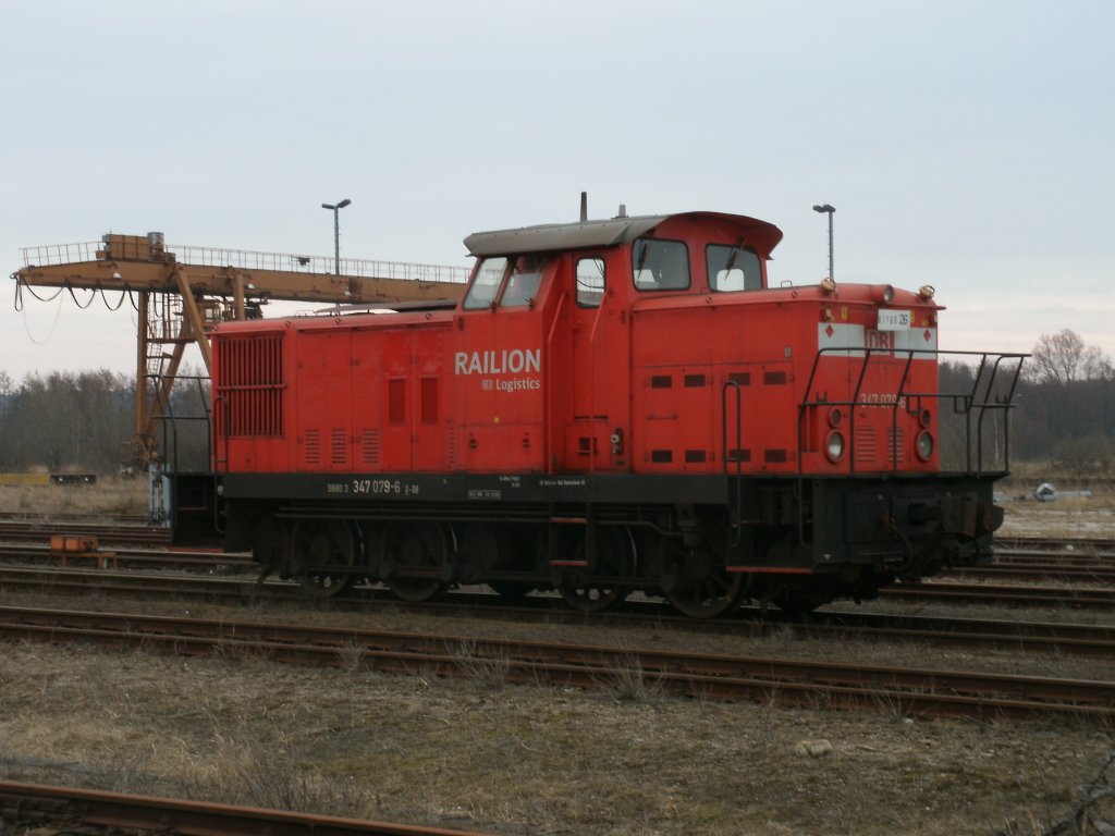 347 079 ist immer noch,ohne Nachfolgerin,im Breitspurteil von Mukran,im Einsatz.Am 21.Mrz 2011 war Sie auf Rangierfahrt in Mukran unterwegs.
