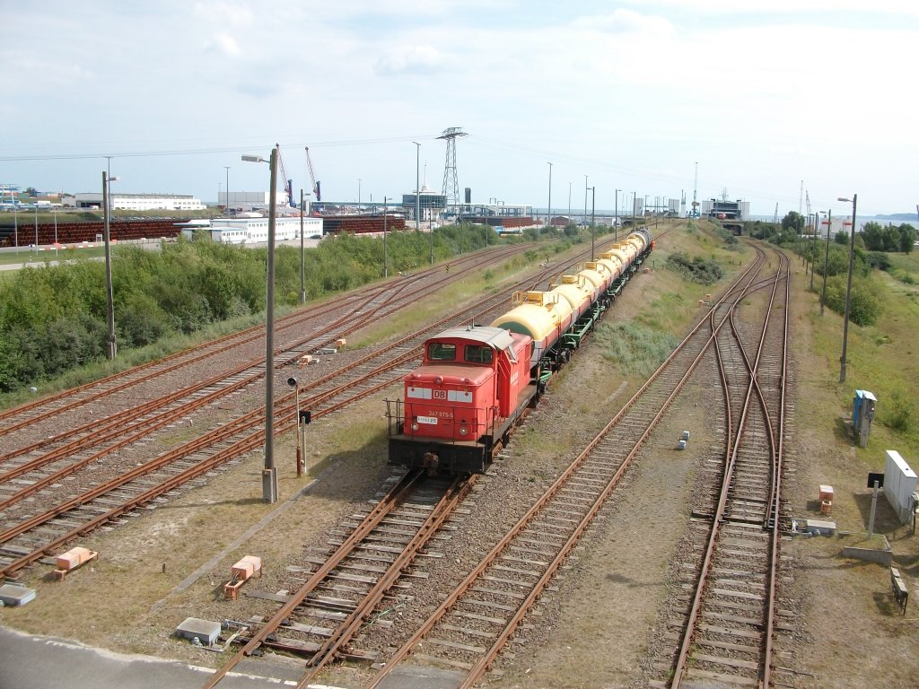 347 975 schiebt in Mukran russische Kesselwagen am 20.August 2010 auf die Fhre.