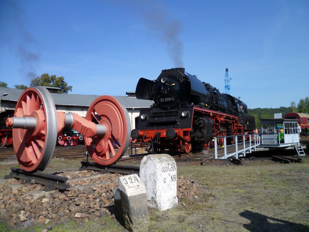 35 1019-5 des Lausitzer Damplokclubs kam 24.09.11 mit einem Sonderzug zum BW Fest nach Nossen. Hier zusehen auf der Drehscheibe..

