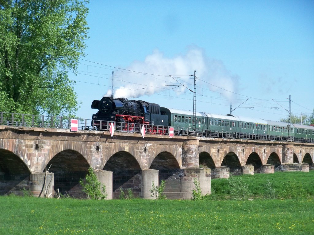 35 1097-1 auf der Saalebrcke Bad Drrenberg 1.5.2011 - 155 Jahre Eisenbahnstrecke Grokorbetha - Leipzig Hbf