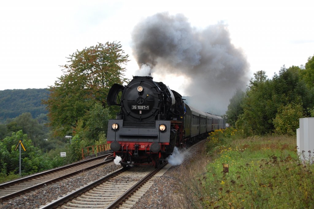 35 1097-1 durchfuhr am 04.09.2010 mit dem DPE 88574 Meiningen - Berlin den Bahnhof Unterma�feld.