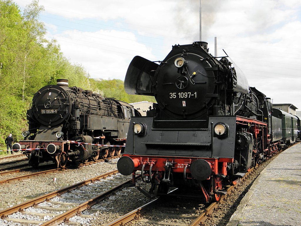 35 1097-1 neben 95 0028-1 in Bochum Dahlhausen am 16.4.2011
