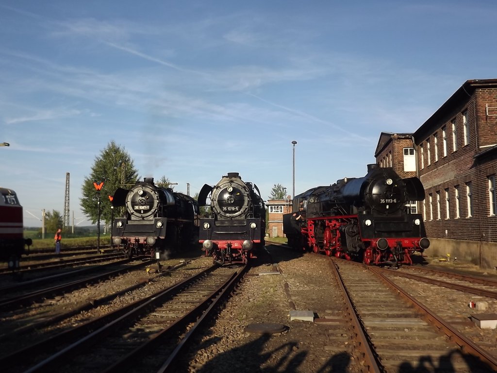 35 1097, 35 1019 und 35 1113 beim 21. Heizhausfest in Chemnitz-Hilbersdorf. 20.08.2011

W�re doch sch�n mal alle 3 unter Dampf zu sehen.