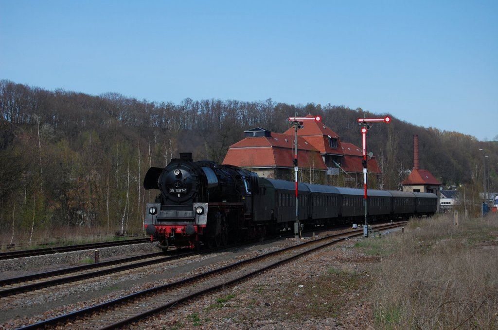 35 1097 am 18.04.2010 mit Reisezug in Ro�wein