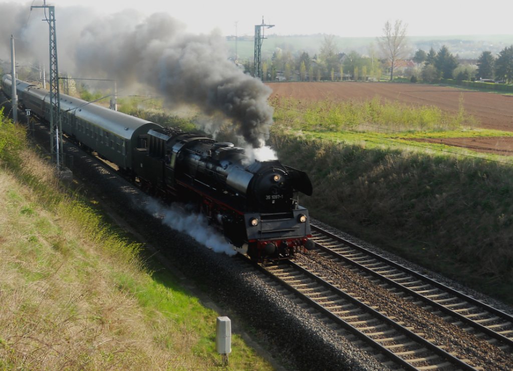 35 1097 auf Fr�hlingsfahrt nach Bayreuth am 28.04.2012. Hier gerade am Bogendreieck bei Werdau,am Zugende hing 118 770.