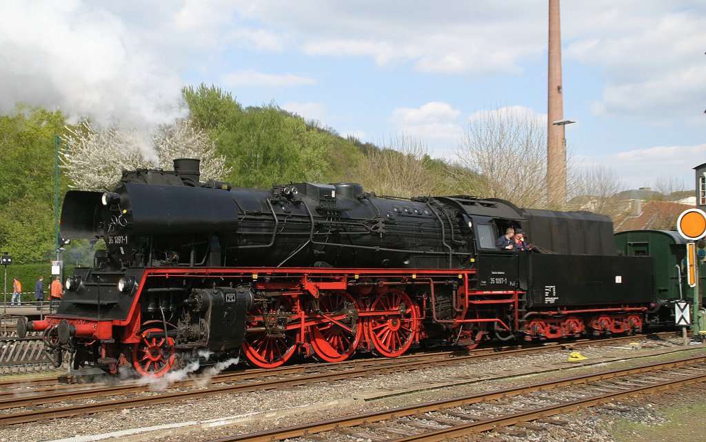 35 1097 mit dem Sonderzug zum S-Bahnhof am 16.4.11 in Bochum-Dahlhausen