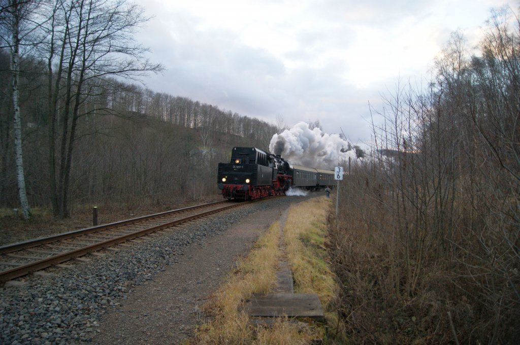 35 1097 mit ihrem Sonderzug des SEM Chemnitz-Hilbersdorf von Chemnitz ber Zwickau nach Schwarzenberg zur Bergparade. 11.12.2011 kurz hinter Lauter.