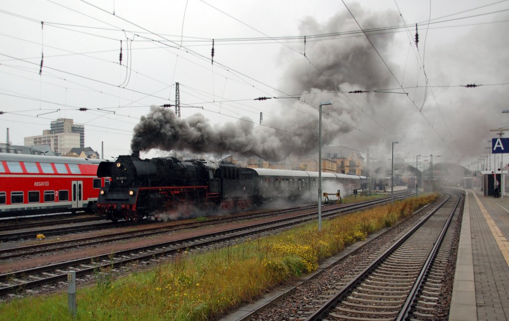 35 1097 verlsst am 06.11.10 mit ordentlich Dampf den Hbf Halle(S) nach Saalfeld(Saale).