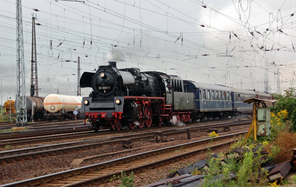 35 1097 zieht am 04.09.10 den Sonderzug von Berlin nach Meiningen durch Grokorbetha.