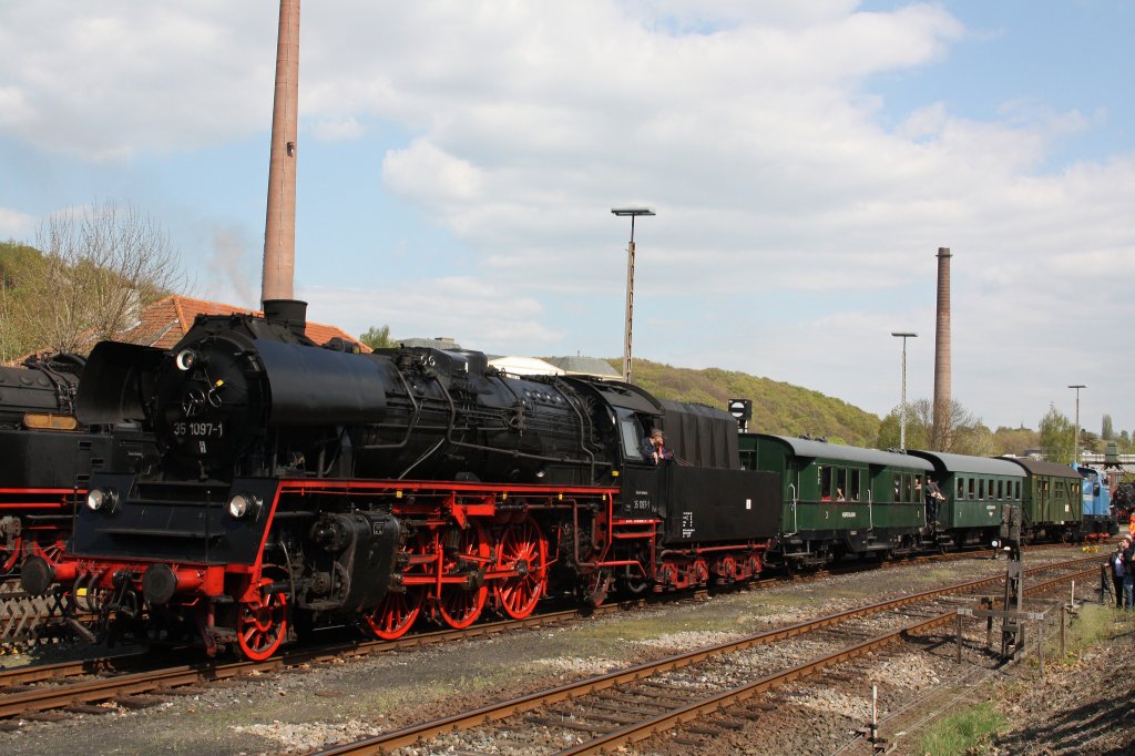 35 1097 zieht am 16.4.11 den Pendelzug Bochum Dahlhausen S Bahnhof => Eisenbahnmuseum Bochum-Dahlhausen ins Museum hinein.Am Zugende hing Hespertalbahn V1.