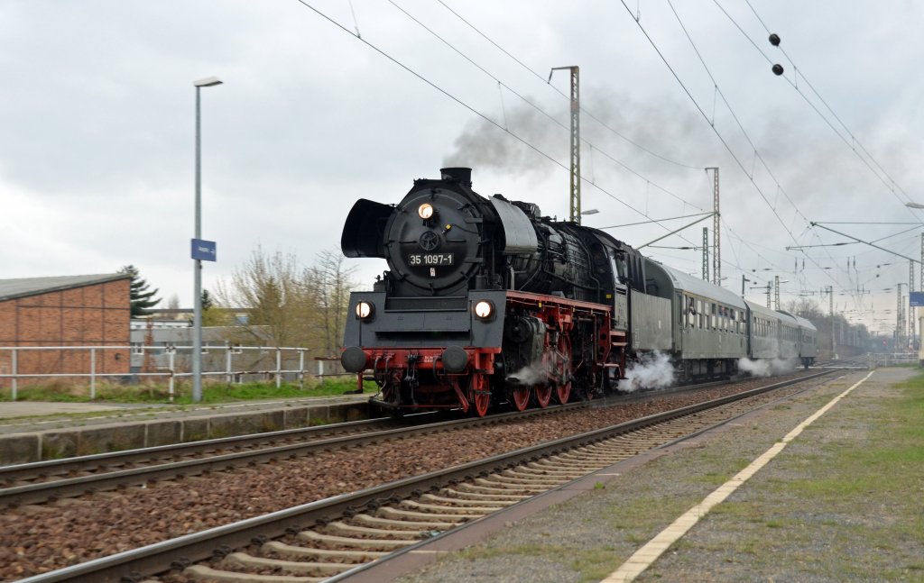 35 1097 zog am 31.03.12 den Dampfsonderzug aus Leipzig nach Dresden durch Radebeul-Naundorf.