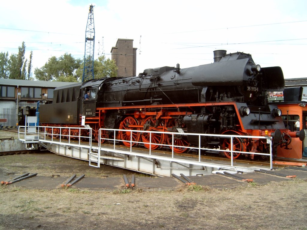 35 1113 - auf der Drehscheibe - Bw Wittenberg am 30.08.2003 